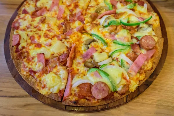 Deliciosa pizza en la mesa —  Fotos de Stock