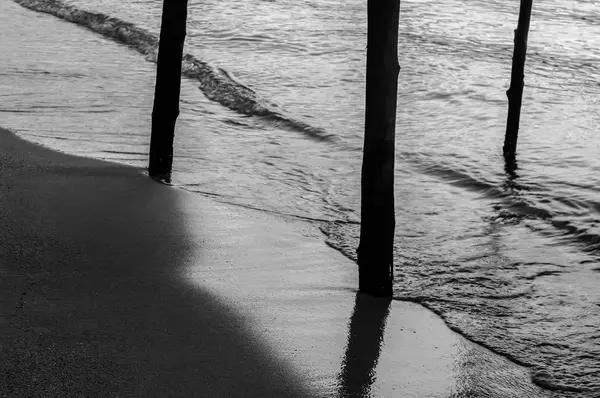 Colonne en bois à la plage avec fond marin — Photo