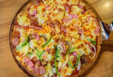 Tablo üzerinde nefis pizza