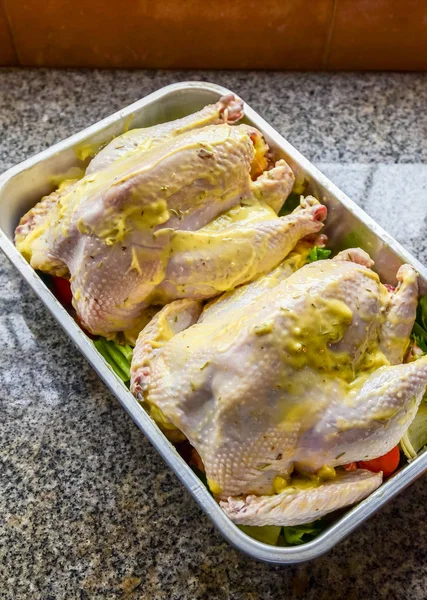 Pollo con mantequilla en bandeja, Listo para asar — Foto de Stock