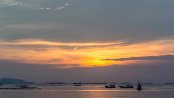 4K TIme lapso de puesta del sol cielo en el mar con la silueta del barco de pesca — Vídeos de Stock