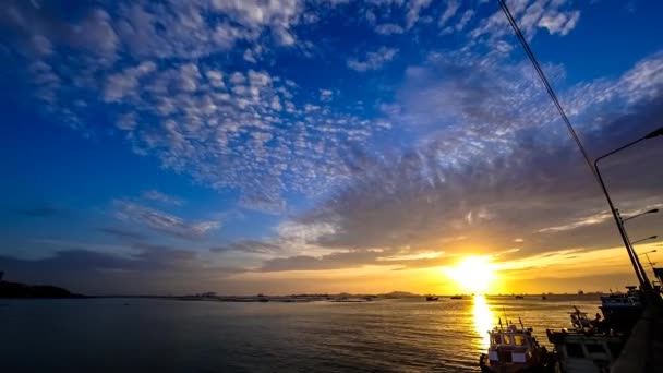 4K Caducidad de tiempo del cielo al atardecer en el mar con silueta de puerto en primer plano — Vídeo de stock