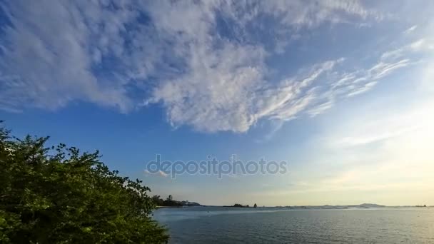 Movimento de nuvens com fundo do mar, 4K lapso de tempo — Vídeo de Stock