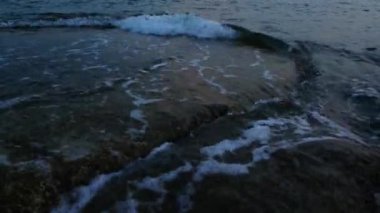 Beton zemin ile dalga deniz