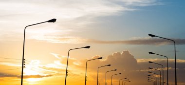 Lamba sonrası siluet ile güzel günbatımı gökyüzü