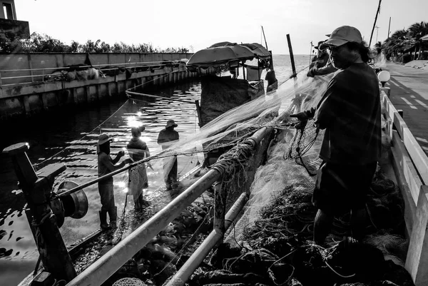 Grupo de pescadores peixe claro da rede — Fotografia de Stock