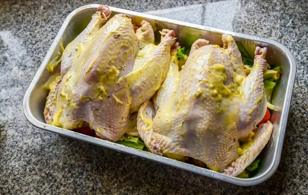 Kuře s máslem v zásobníku, připravené k pečené — Stock fotografie