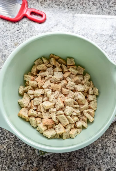 Kruimel voor het koken in groene kom — Stockfoto