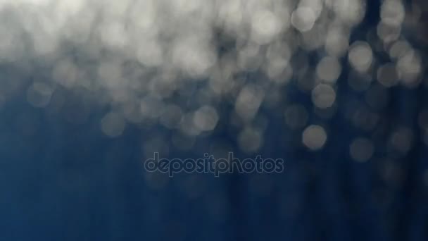 Mouvement bokeh lumière scintillante abstraite, réflexion de la lumière du coucher du soleil sur la surface de l'eau 