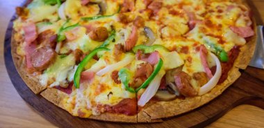 Tablo üzerinde nefis pizza