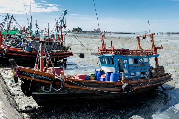 Horgász csónak alacsony a tengeri kötődik — Stock Fotó