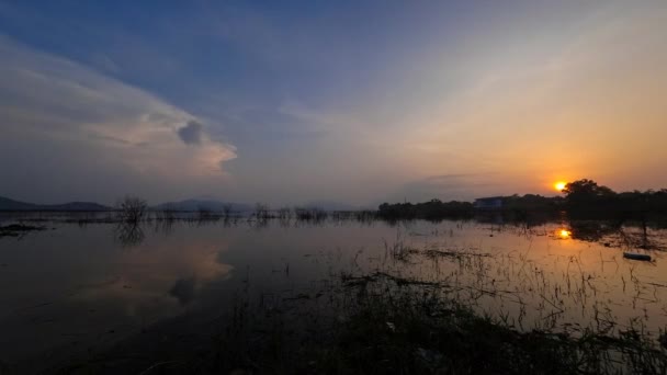 4 k time-lapse van zonsopgang bij lake, Chonburi, Thailand — Stockvideo