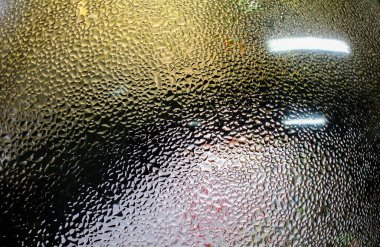 Nemli arka plan, soyut camın üzerine bırak