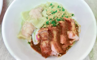 Kavrulmuş domuz eti ve domuz eti köfte ile yumurta noodles