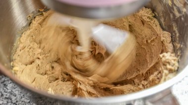 Kahverengi şeker ve tereyağı spin blender, pişirme için hazırla