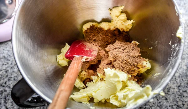 Масло і коричневий цукор в мисці — стокове фото