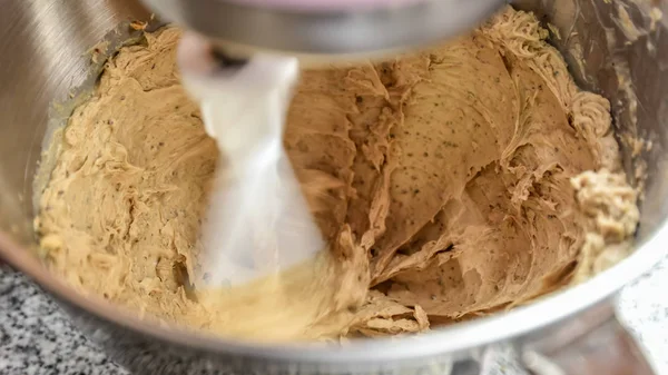 Manteiga e açúcar mascavo giram no liquidificador, Prepare-se para assar — Fotografia de Stock