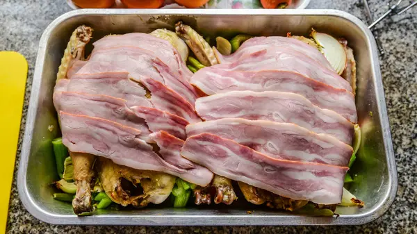 Kuře se slaninou v zásobníku, připravené k pečené — Stock fotografie