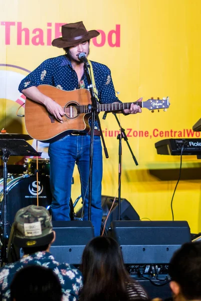 Suchad la voz de Tailandia cantar con la guitarra — Foto de Stock