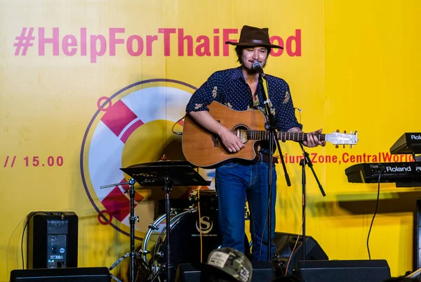 Suchad la voz de Tailandia cantar con la guitarra — Foto de Stock