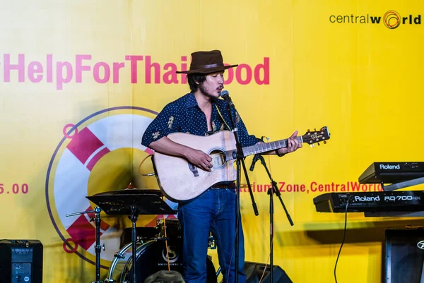 Suchad la voz de Tailandia cantar con la guitarra — Foto de Stock
