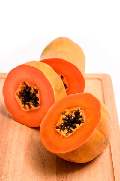 Шматочок папайї з дерев'яним блоком ізольовано на білому тлі — стокове фото