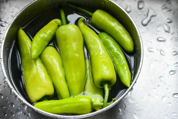 Pimenta de sino em tigela com água — Fotografia de Stock