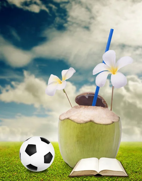 Drick kokosvatten efter klass — Stockfoto