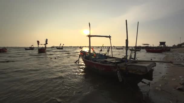 Rybářská loď kotvící v moři s nebe černé světlo — Stock video