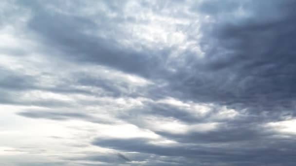 4К Временной промежуток движущихся облаков в небе — стоковое видео