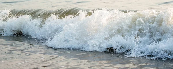 Belle mer éclaboussante surf — Photo