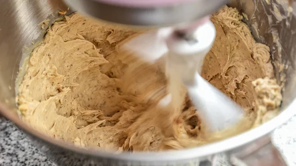 Butter und braunen Zucker in den Mixer geben, zum Backen vorbereiten — Stockfoto