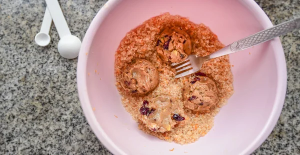 Schöner Plätzchen in Schüssel mit Zucker — Stockfoto