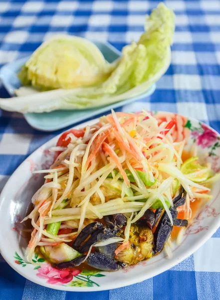 Salada de mamão picante com caranguejo salgado — Fotografia de Stock