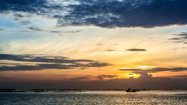 4K lapso de tempo do céu do por do sol no mar com silhueta do transporte do navio — Vídeo de Stock