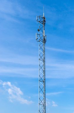 Mavi gökyüzü arka plan ile cep telefonu anten