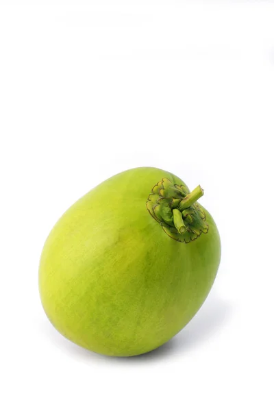 Bel frutto di cocco verde isolato — Foto Stock