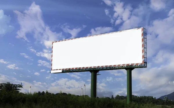 Placa de bico em branco com fundo de campo e céu azul — Fotografia de Stock