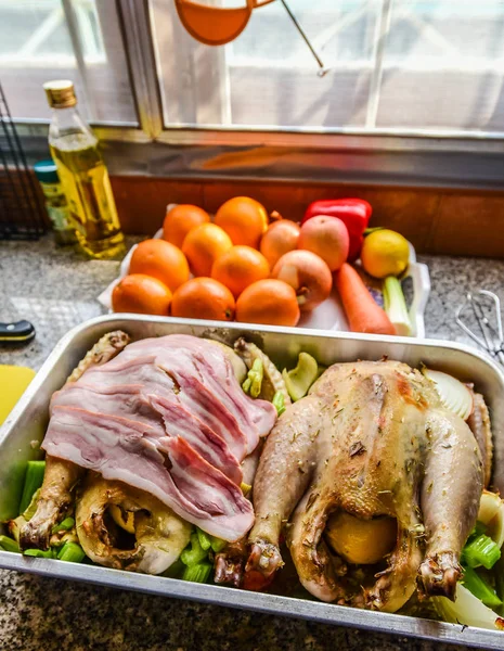 Pollo con pancetta in vassoio, Pronto da arrostire — Foto Stock