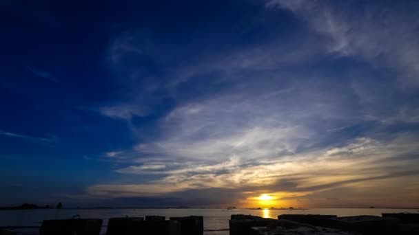 4 k lapso de movimiento de las nubes y la puesta del sol en cielo en el mar con concreto primer plano silueta de bloques, paisaje bonito — Vídeo de stock