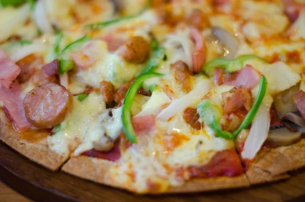 Deliciosa pizza en la mesa — Foto de Stock