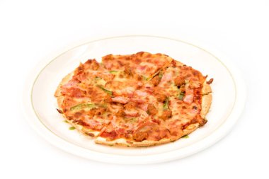 İzole çanak içinde lezzetli pizza