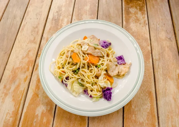 Simpatici spaghetti fritti con carne di maiale e verdure — Foto Stock