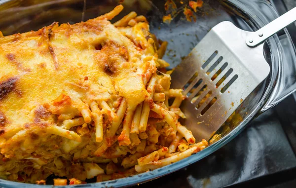 Zapečené těstoviny v míse, těstoviny al forno — Stock fotografie