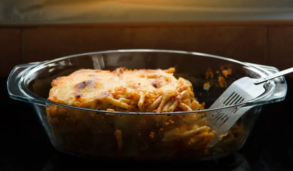 Zapečené těstoviny v míse, těstoviny al forno — Stock fotografie