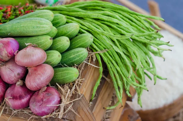 Legumes, pepinos e favarolas — Fotografia de Stock