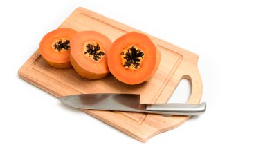Papaya dilim beyaz arka plan üzerinde izole bıçak ile