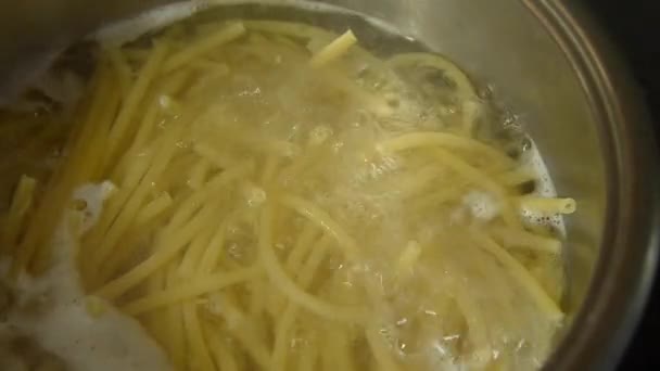Vaření těstovin v hrnci, vysoký úhel pohledu — Stock video