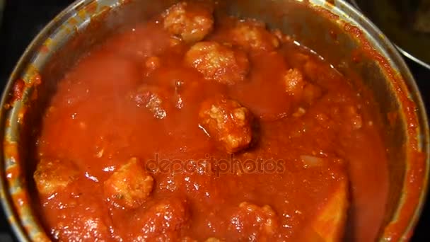 Albóndigas hirviendo en sopa de tomate, Vista de ángulo alto — Vídeo de stock