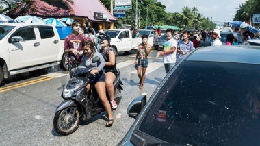 İnsan gücü (şarkı Kran gün su Festivali gün oynuyor.)